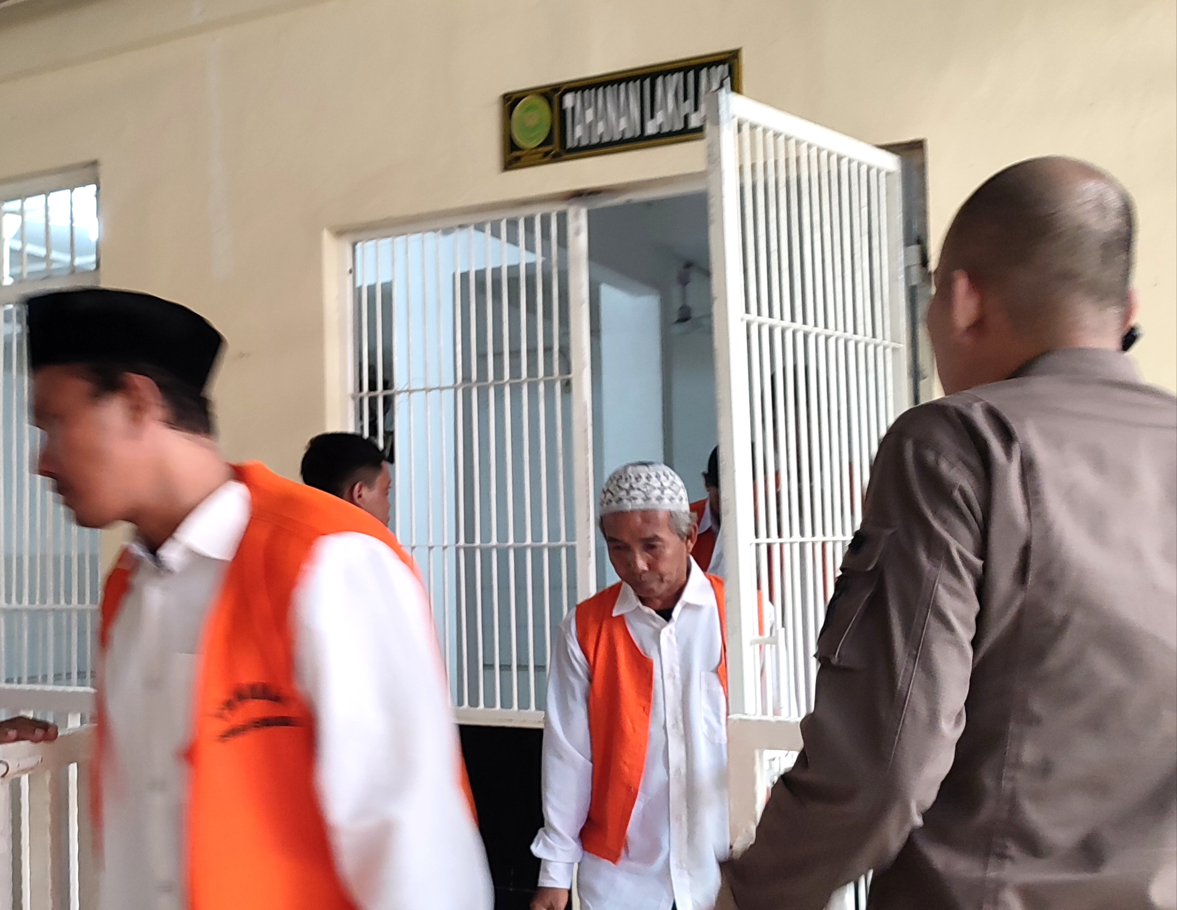 Lima terdakwa kasus penyelundupan ratusan ekor anjing menjalani sidang di Pengadilan Negeri Semarang.