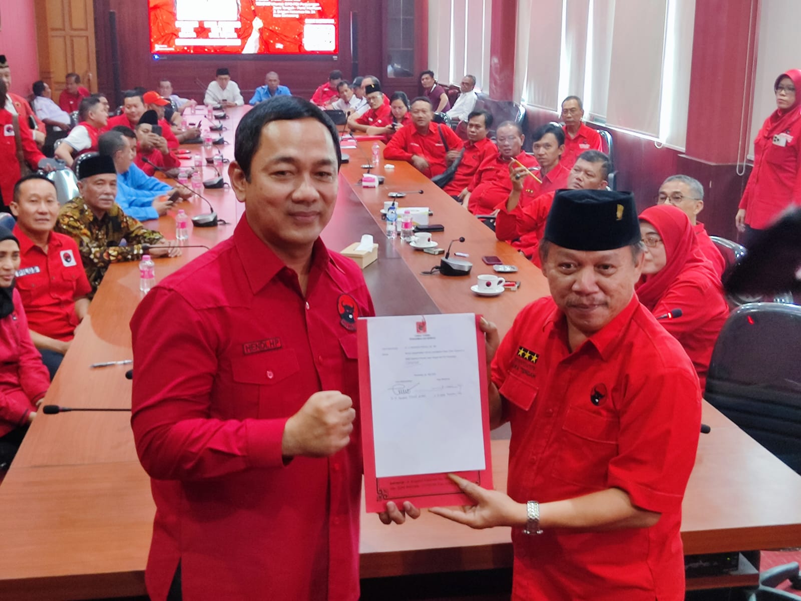 Eks Wali Kota Semarang Hendrar Prihadi kembalikan formulir pendaftaran bakal calon gubernur (bacagub) di Panti Marhaen, Kamis (30/5). KHAFIFAH ARINI PUTRI/JAWA POS RADAR SEMARANG