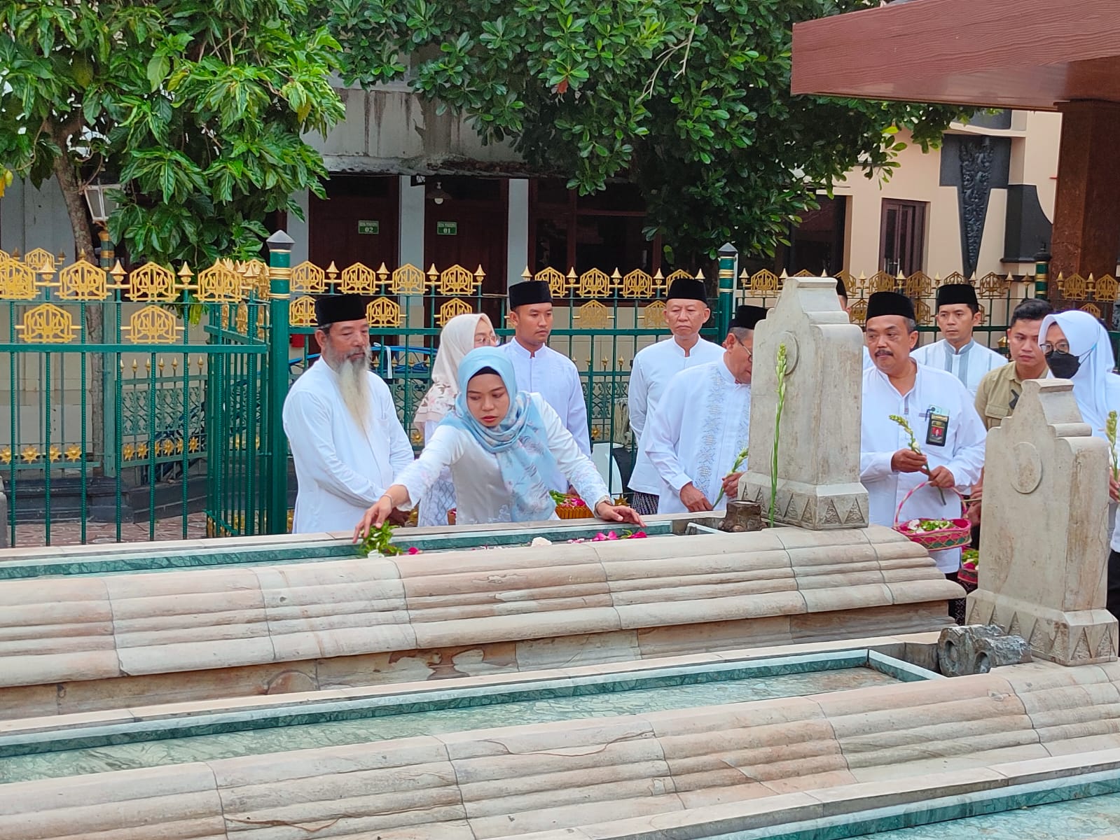 Bupati Demak dr Eistianah ziarah di Makam Sultan Fatah Kota Demak. (Wahibpribadi)