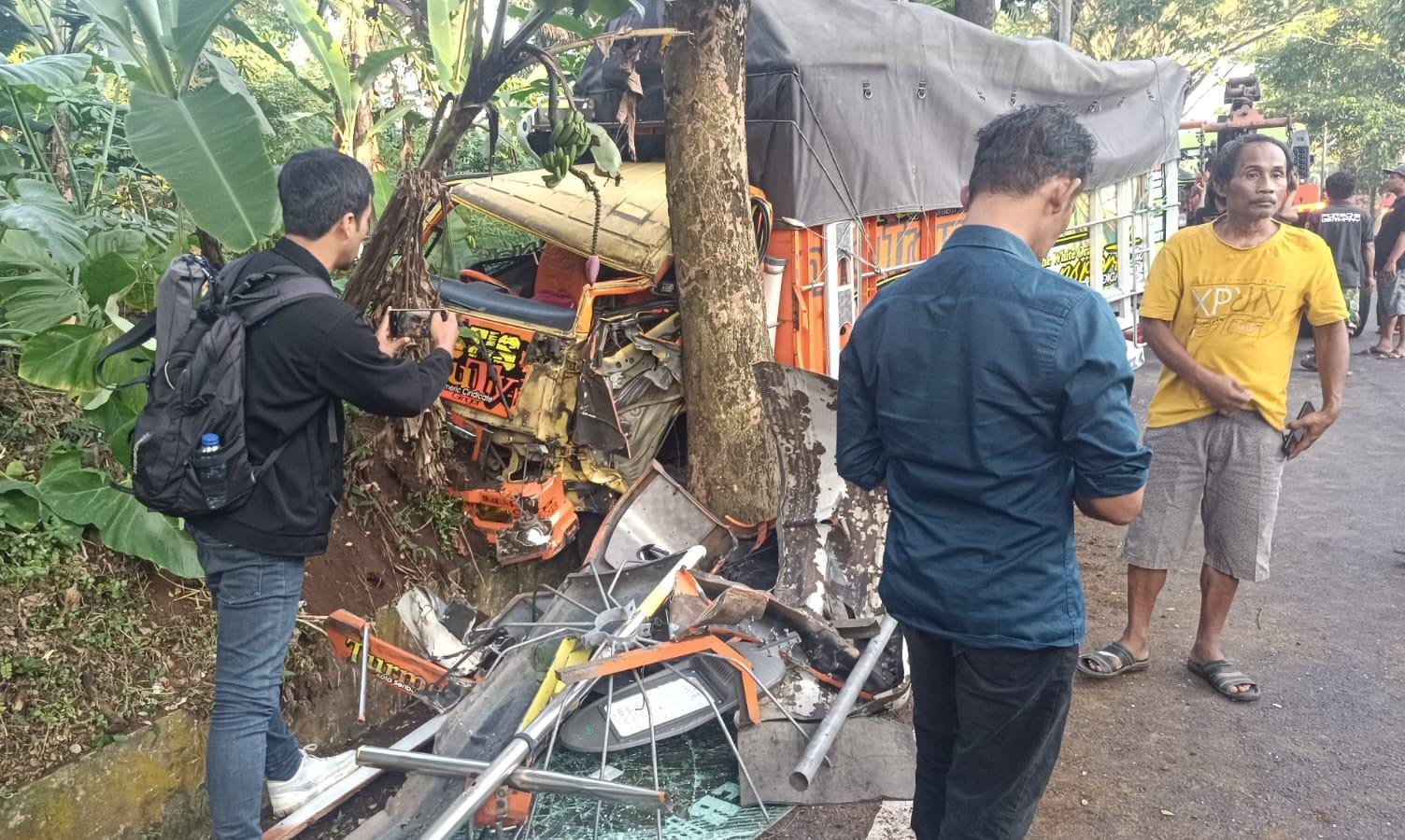 Sebuah truk bermuatan kunyit alami kecelakaan di Jalan Lingkar Salatiga (JLS) Kota Salatiga, tepatnya di turunan Gamol, hingga menabrak pohon.