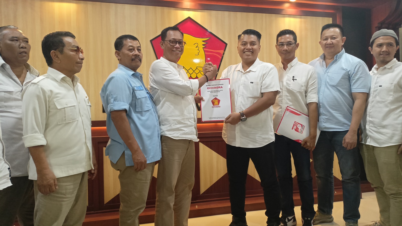 JALIN KOMUNIKASI : Ade Bhakti, menjalin komunikasi politik dengan Partai Gerindra dan Golkar, Jumat (31/5) petang.