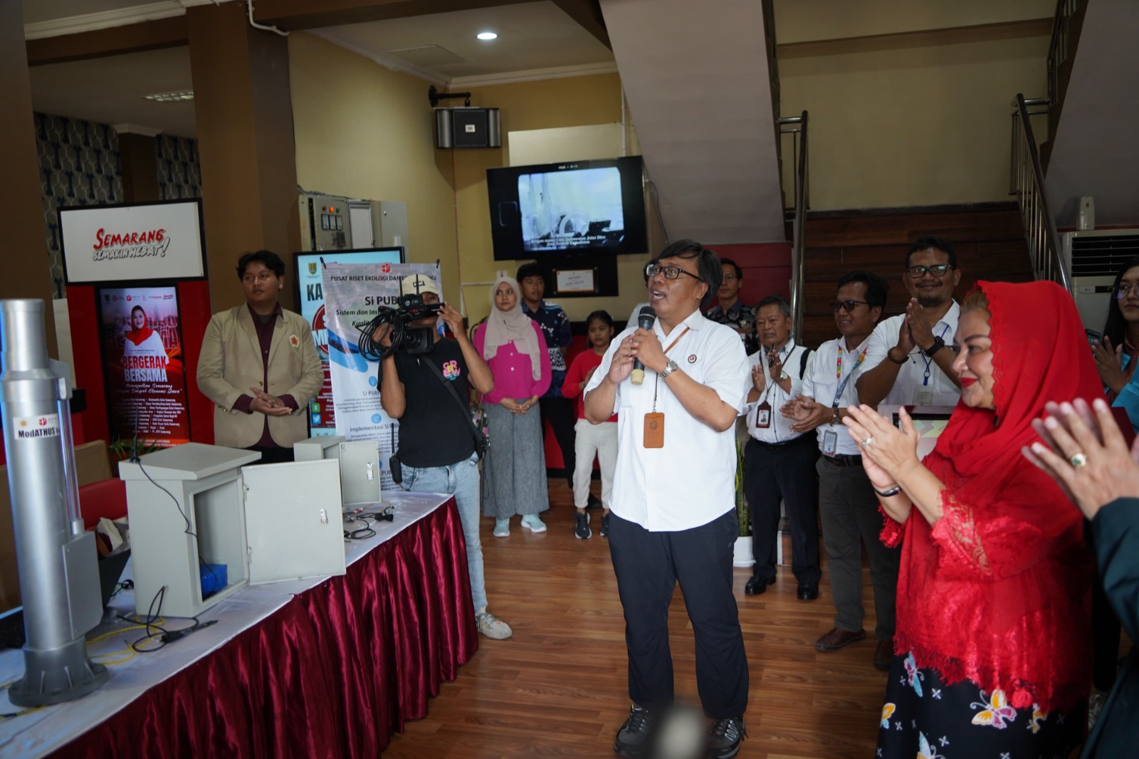 Wali Kota Semarang, Hevearita Gunaryanti Rahayu saat melihat alat hasil penelitian BRIN (Badan Riset Inovasi Nasional) usai memimpin Upacara Hari Lahir Pancasila di Halaman Balai Kota Semarang, Sabtu