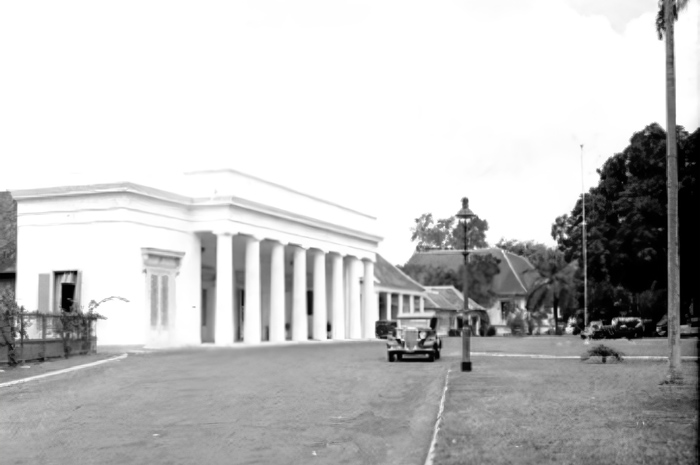Gedung Pancasila dulunya bernama Gedung Volksraad dan pernah dihuni Panglima Angkatan Perang Kerajaan Belanda.