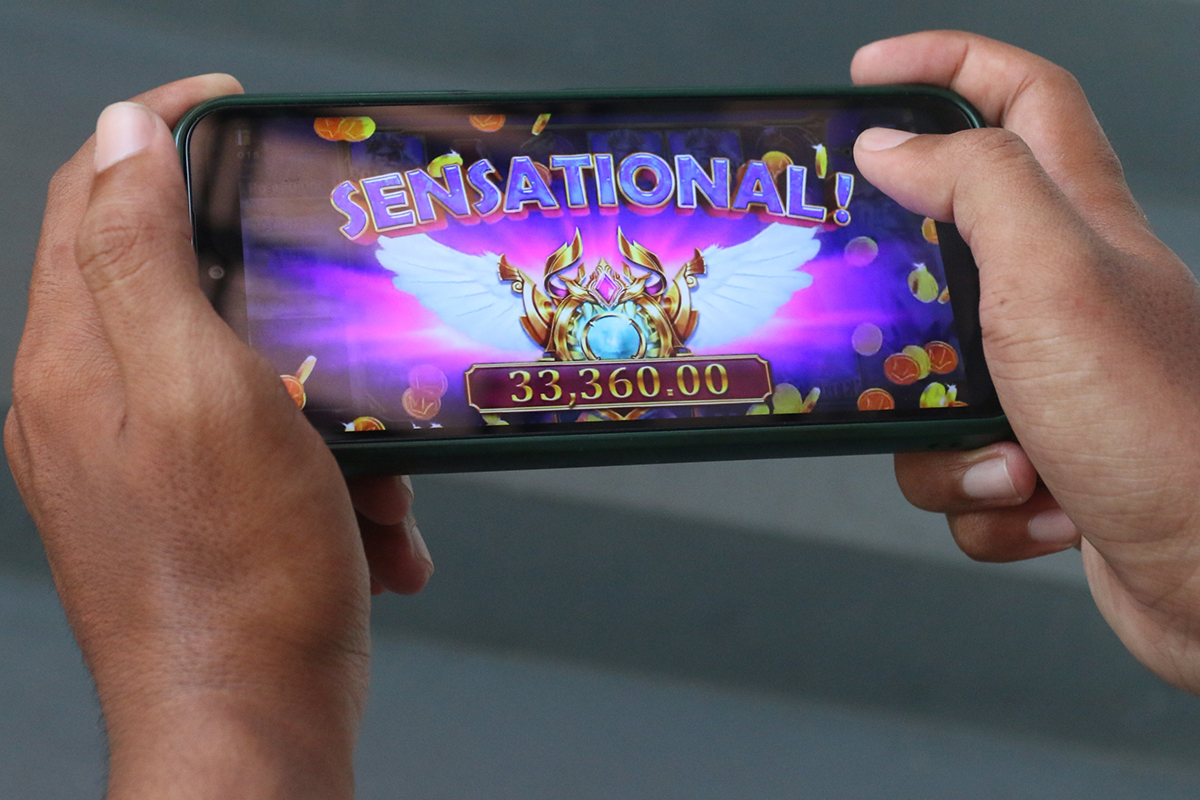 Salah satu aplikasi judi online yang bisa diakses lewat telepon seluler. NURCHAMIM/JAWA POS RADAR SEMARANG