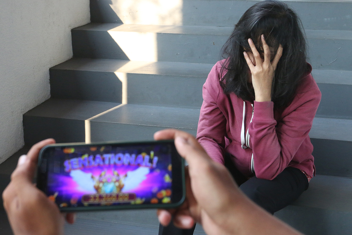 Salah satu aplikasi judi online yang bisa diakses lewat telepon seluler. NURCHAMIM/JAWA POS RADAR SEMARANG