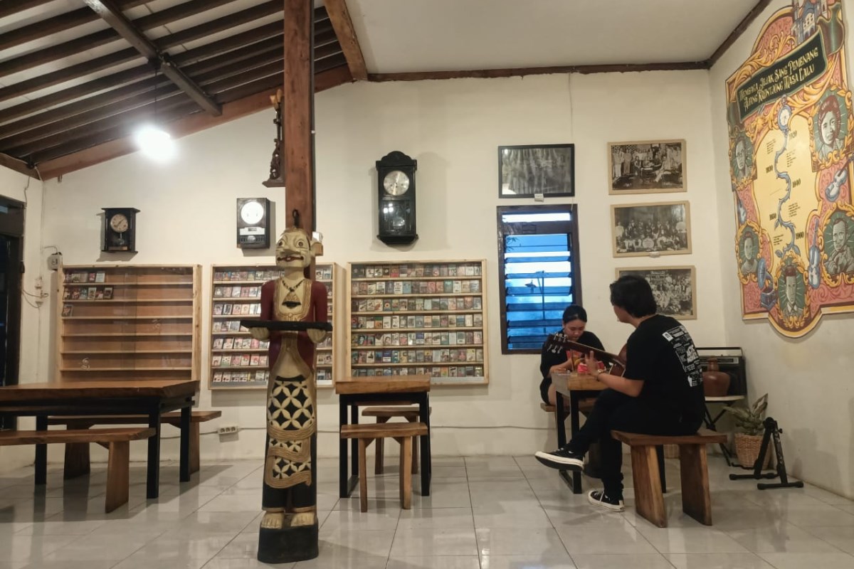 Kedai Romo, Gunungpati menawarkan tempat yang asyik untuk nongkrong dengan konsep klasik dan menu jadul. FIGUR RONGGO WASSALIM/JAWA POS RADAR SEMARANG&nbsp;