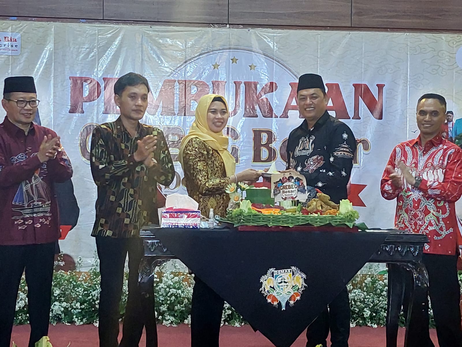 Bupati Demak dr Eistianah memberikan potongan tumpeng kepada pemilik Diana Ria Enterprise H Muntohar dalam pembukaan Grebeg Besar di Panggung Kesenian Tembiring. (Wahibpribadi)