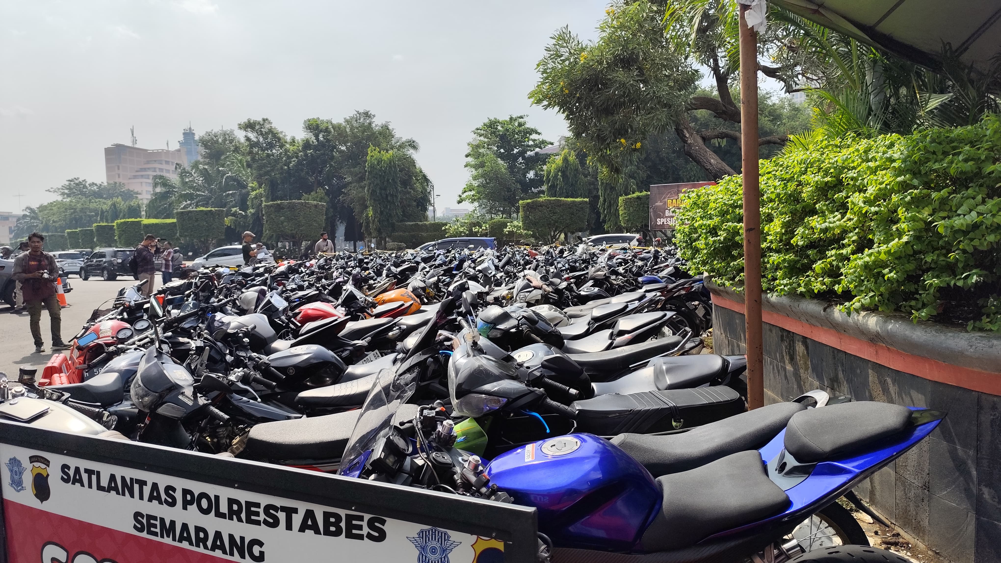 Polrestabes Semarang terus melakukan upaya tegas terhadap gangster, tawuran, balap liar termasuk kendaraan yang menggunakan knalpot brong. (M Hariyanto/Jawa Pos Radar Semarang)