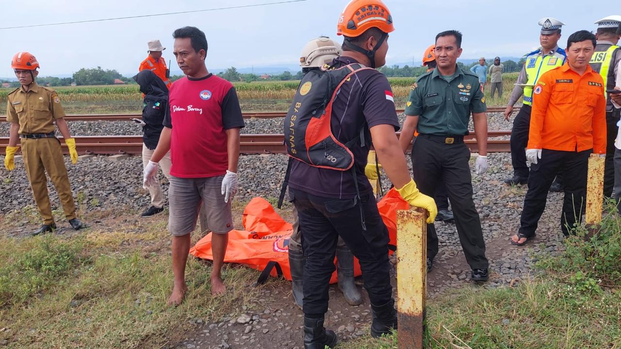 Tim BPBD Kendal saat mengevakusi jenazah Ahmad Faozi yang tewas tertemper KA Joglosemarkerto di perlintasan rel Desa Tegorejo, Kecamatan Pegandon.