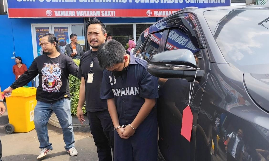 Tersngka pencurian mobil milik mahasiswi kedokteran diamankan di Mapolrestabes Semarang.  (M Hariyanto/Jawa Pos Radar Semarang)