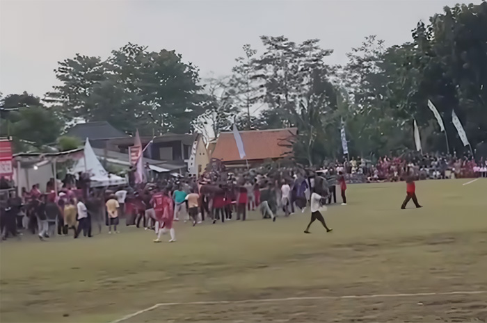 Wasit dikeroyok pemain dan suporter di Turnamen Piala Bupati Bener Bersatu Cup 3, Kabupaten Semarang.