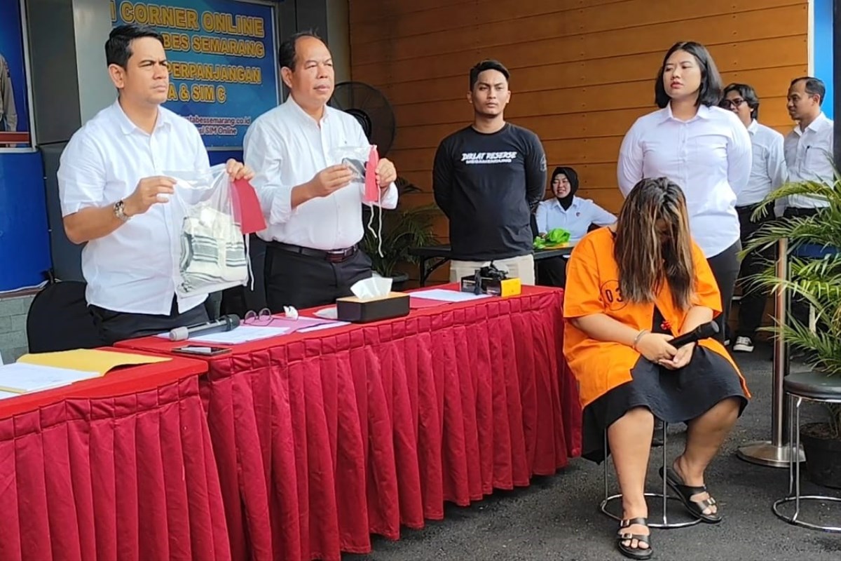 Tersangka diamankan disebuah rumah kos Paviliun, yang digunakan sebagai praktik pijat SPA tersebut di Jalan Kanguru Raya. (M Hariyanto/Jawa Pos Radar Semarang)