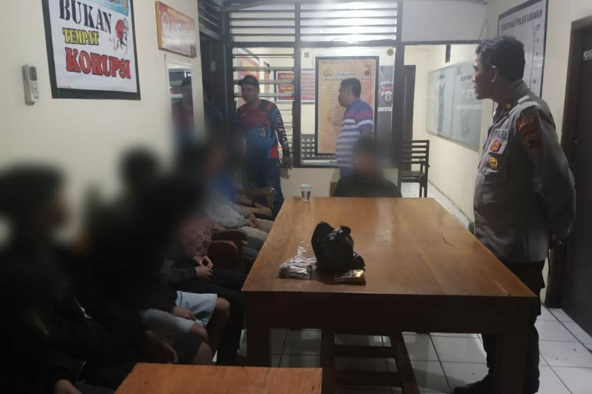 Polsek Ungaran saat amankan sembilan remaja yang lakukan pengeroyokan di Mapolsek Ungaran Barat. Maria Novena/Jawa Pos Radar Semarang