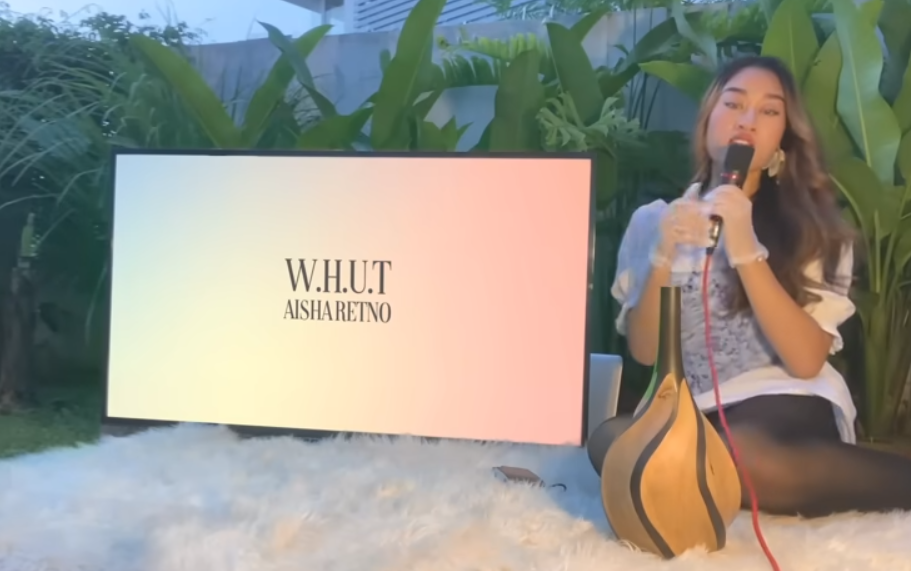 Tangkap layar video klip lagu WHUT milik Aisha Retno.