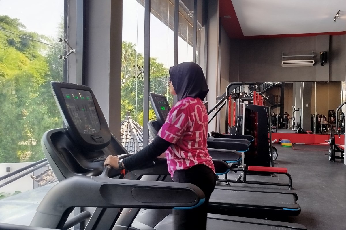 Beberapa pengunjung saat mencoba peralatan di FitNation cabang Kabupaten Semarang. NURFAIK NABHAN/Jawa Pos Radar Semarang