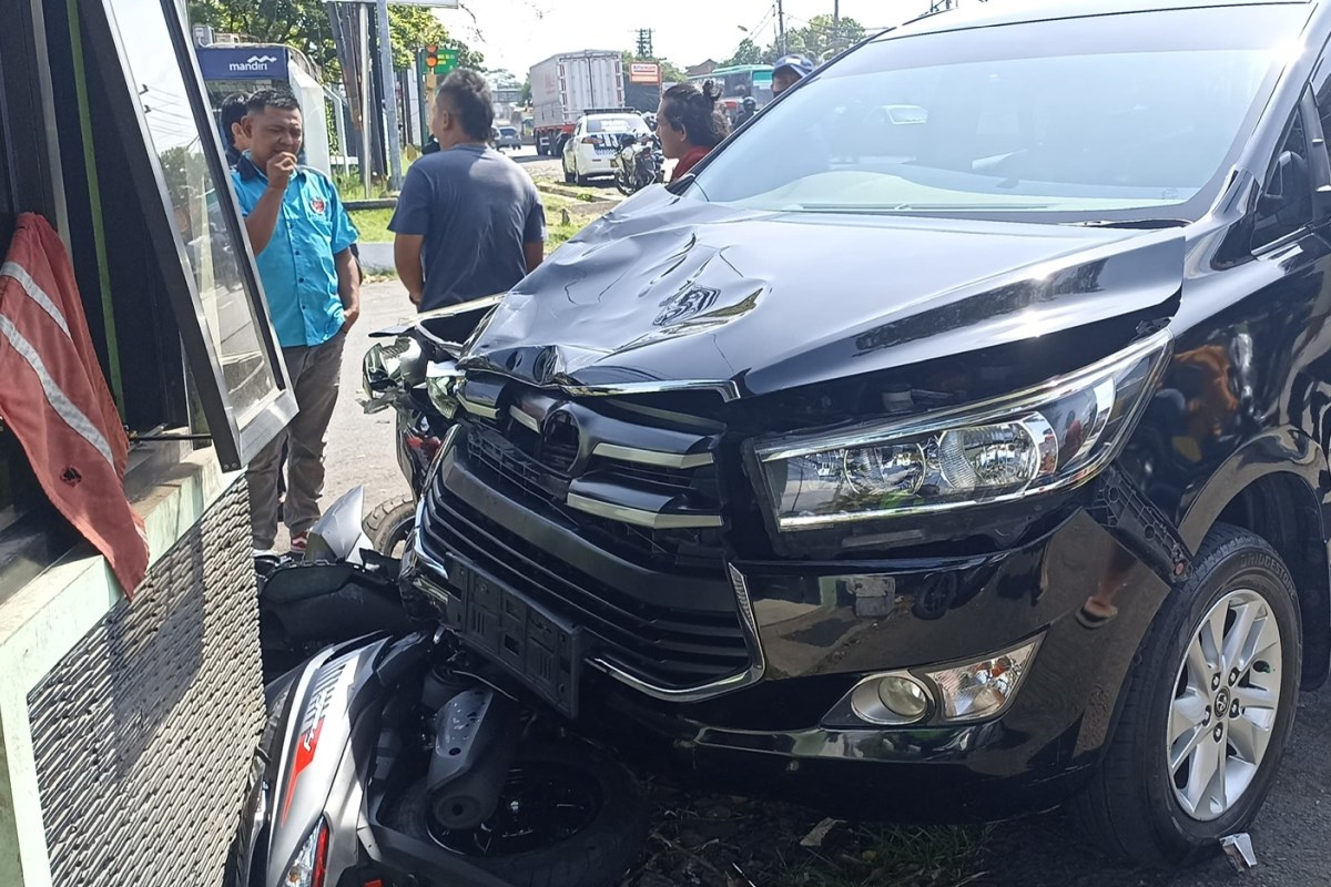 Kondisi kendaraan yang terlibat kecelakaan di depan PT APACINTI CORPORA Bawen. Maria Novena/Jawa Pos Radar Semarang