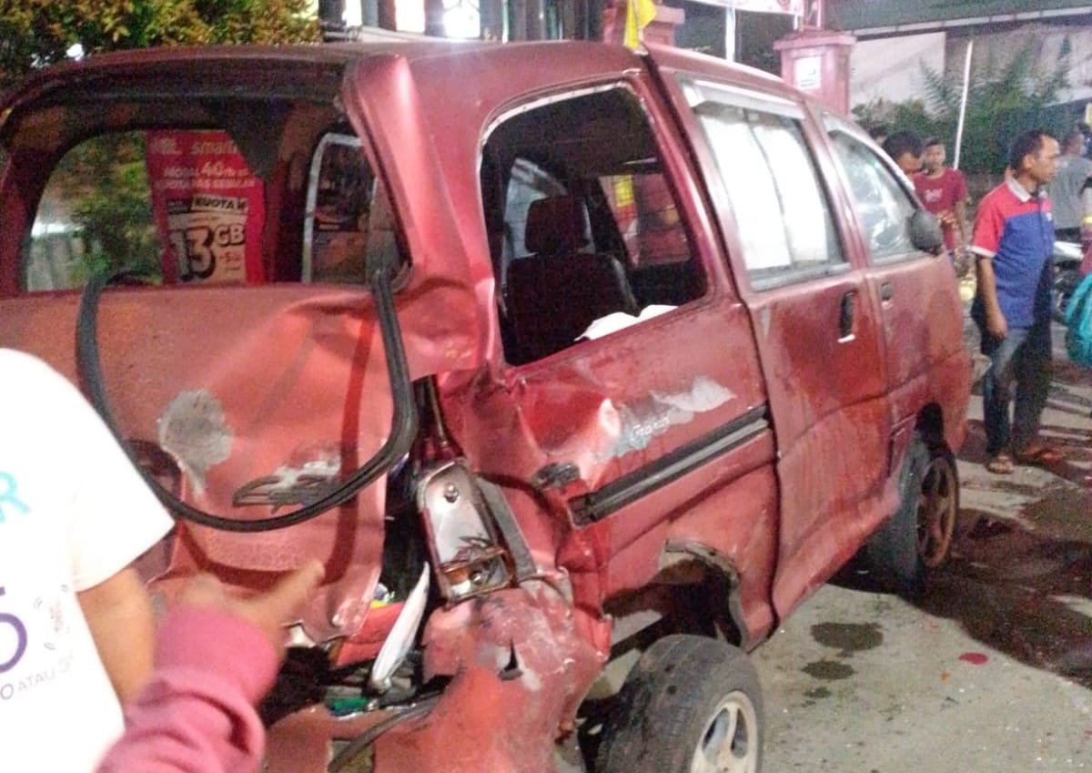 Dua orang perempuan pejalan kaki meninggal dengan tragis setelah dihajar kendaraan pickup pengangkut buah.