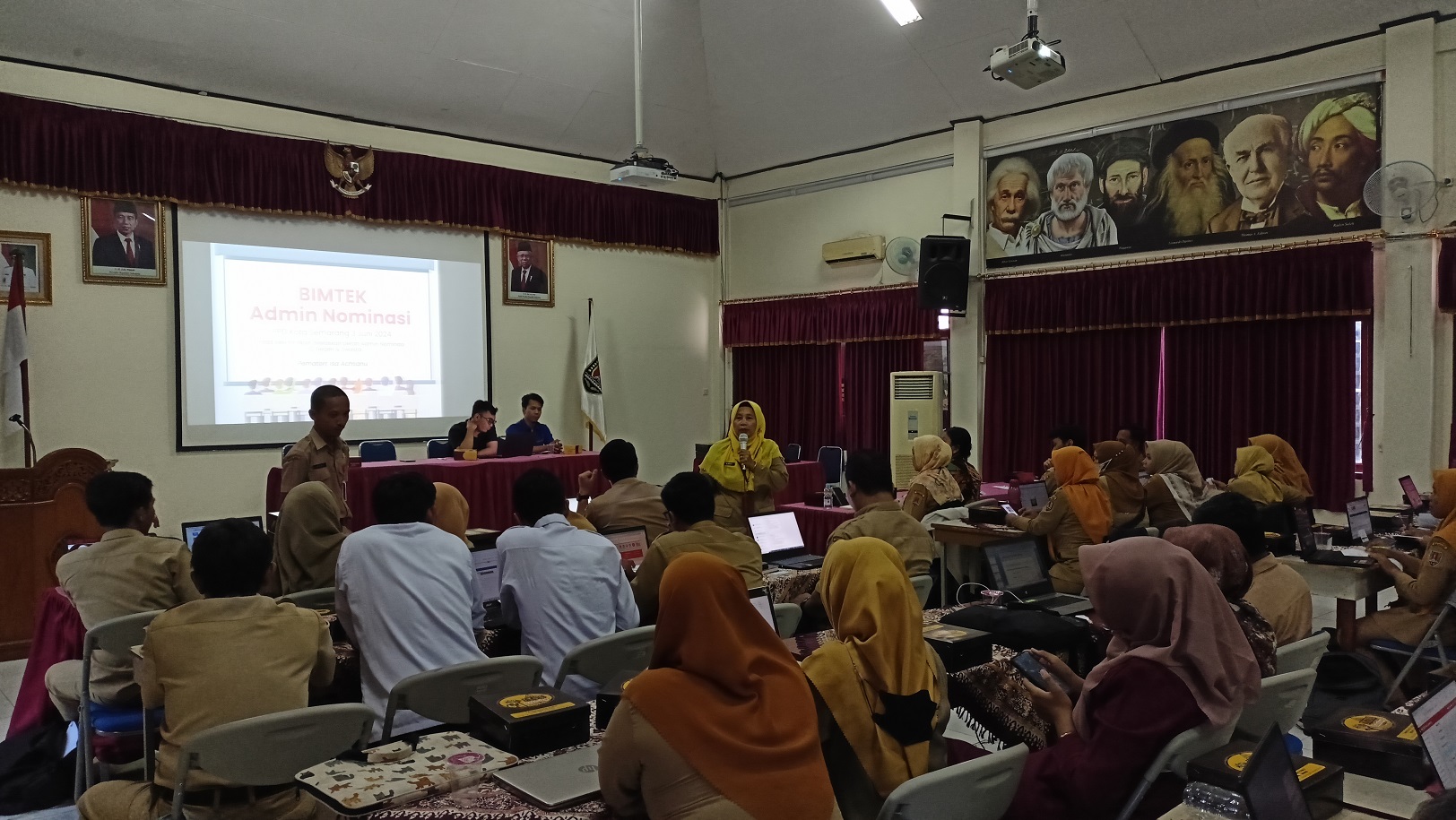BERI PELATIHAN : Dinas Pendidikan Kota Semarang menyelenggarakan Bimtek terkait PPBD online kepada perwakilan sekolah