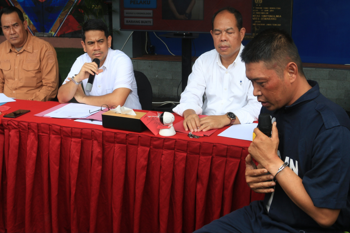 Nurkholis, 39, warga Kecamatan Banyumanik digelandang ke Polrestabes Semarang. (Nurchamim/Jawa Pos Radar Semarang)