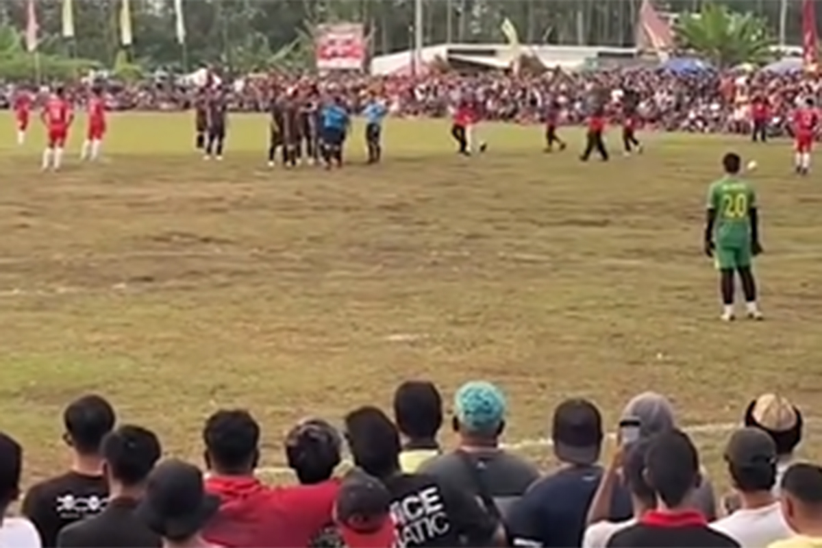 Tangkapan layar kericuhan saat piala Bupati Semarang Bener Bersatu CUP 3 di Lapangan Desa Bener, Kecamatan Tengaran.
