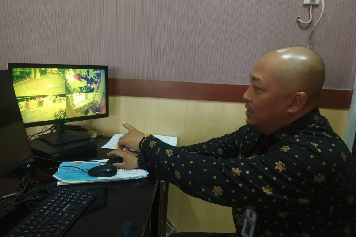 Lurah Rejomulyo, Dwi Sulistiono menunjukkan CCTV di Kantor Kelurahan Rejomulyo, Selasa (4/6) pagi. FIGUR RONGGO WASSALIM/JAWA POS RADAR SEMARANG
