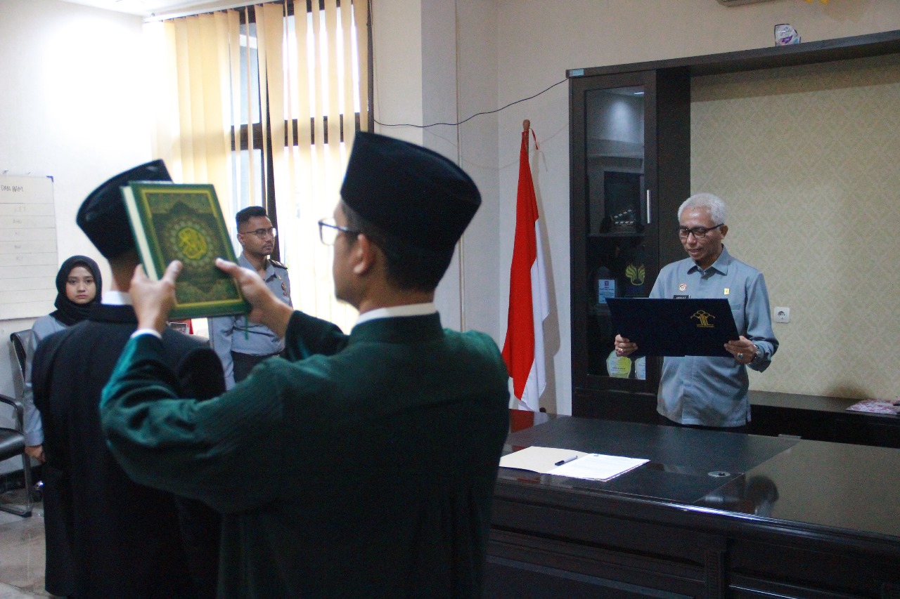 Kepala Divisi Pelayanan Hukum dan HAM Jawa Tengah, Anggiat Ferdinan mengambil sumpah satu Notaris Pengganti, Selasa (4/6/2024).