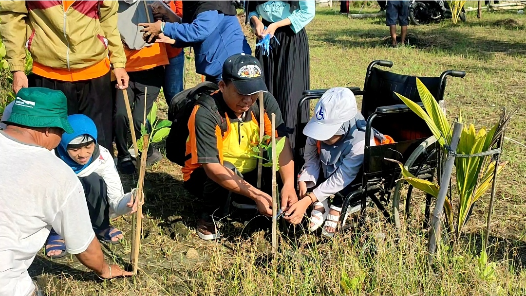 Siswa SLBN Semarang didampingi guru melakukan aksi peduli lingkungan dengan menanam pohon mangrove di Pantai Tirang, Kamis (6/6/2024).