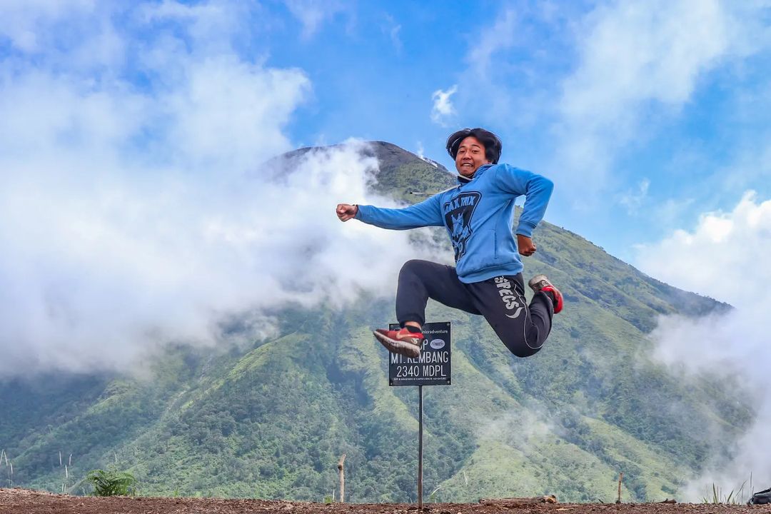 Puncak Gunung Kembang dengan latar belakang gunung Sindoro