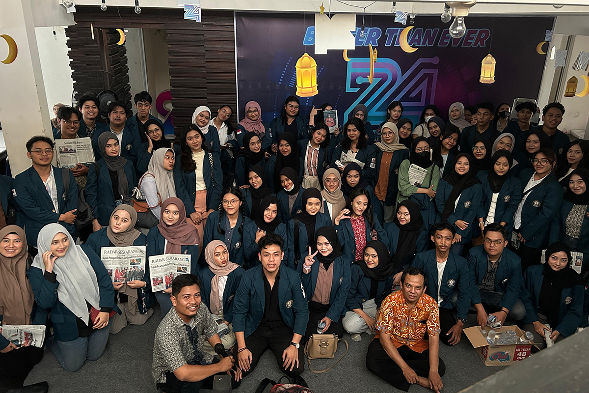 Mahasiswa Prodi Informasi dan Kehumasan Undip saat berkunjung ke kantor redaksi Jawa Pos Radar Semarang Rabu (5/6). TASROPI/JAWA POS RADAR SEMARANG  &nbsp;