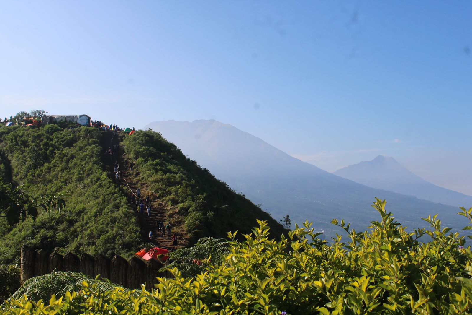 View Gunung Andong dari sudut makam