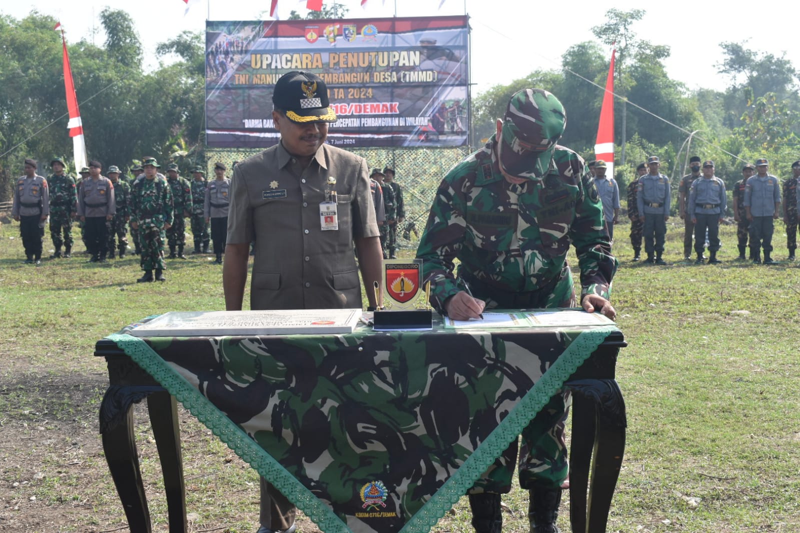 Asisten 1 Setda Demak, M Agus Nugroho LP dalam penutupan TMMD di Desa Megonten, Kecamatan Kebonagung. (Wahibpribadi)