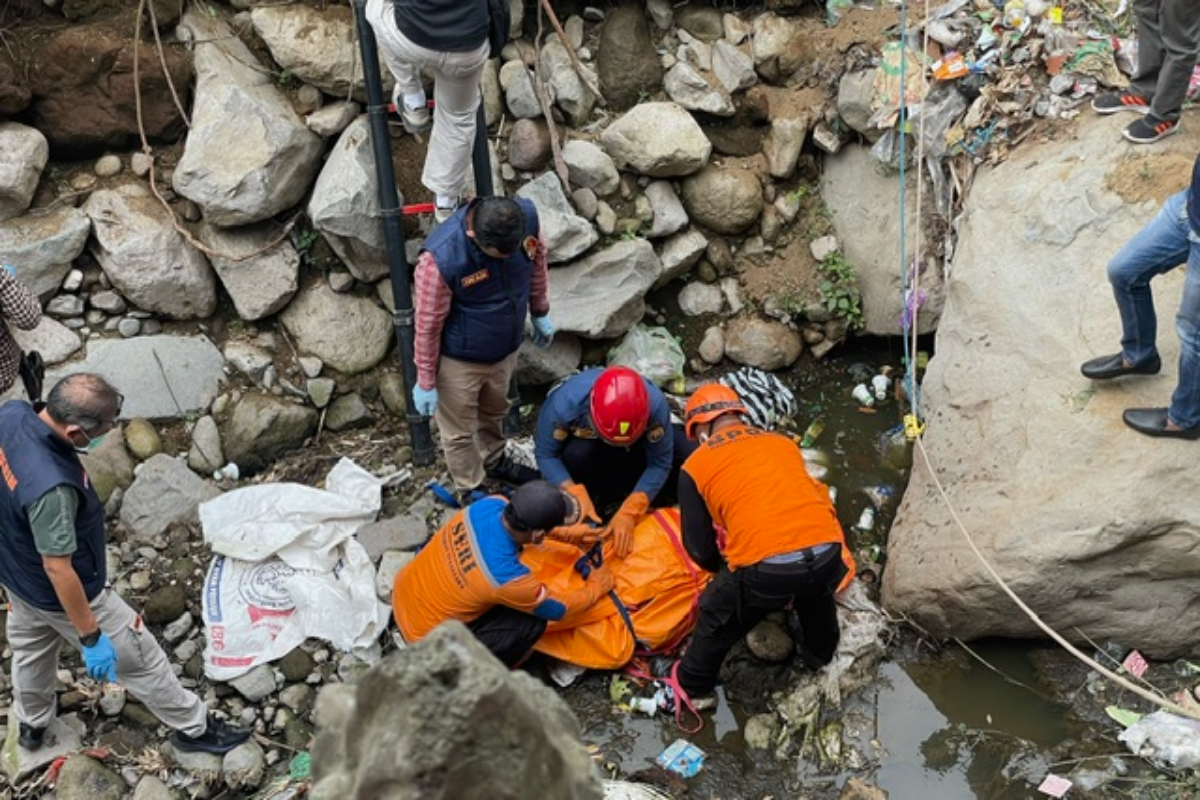Tim Inafis saat melakukan olah TKP kejadian penemuan mayat di wilayah Desa Batur, Getasan. Maria Novena/Jawa Pos Radar Semarang