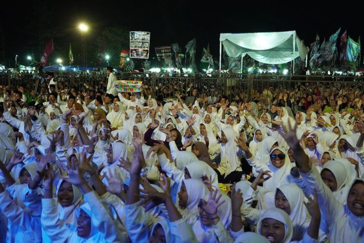 Ribuan warga Kendal antusias mendatangi majelis sholawat beraama para habib dan kiai.
