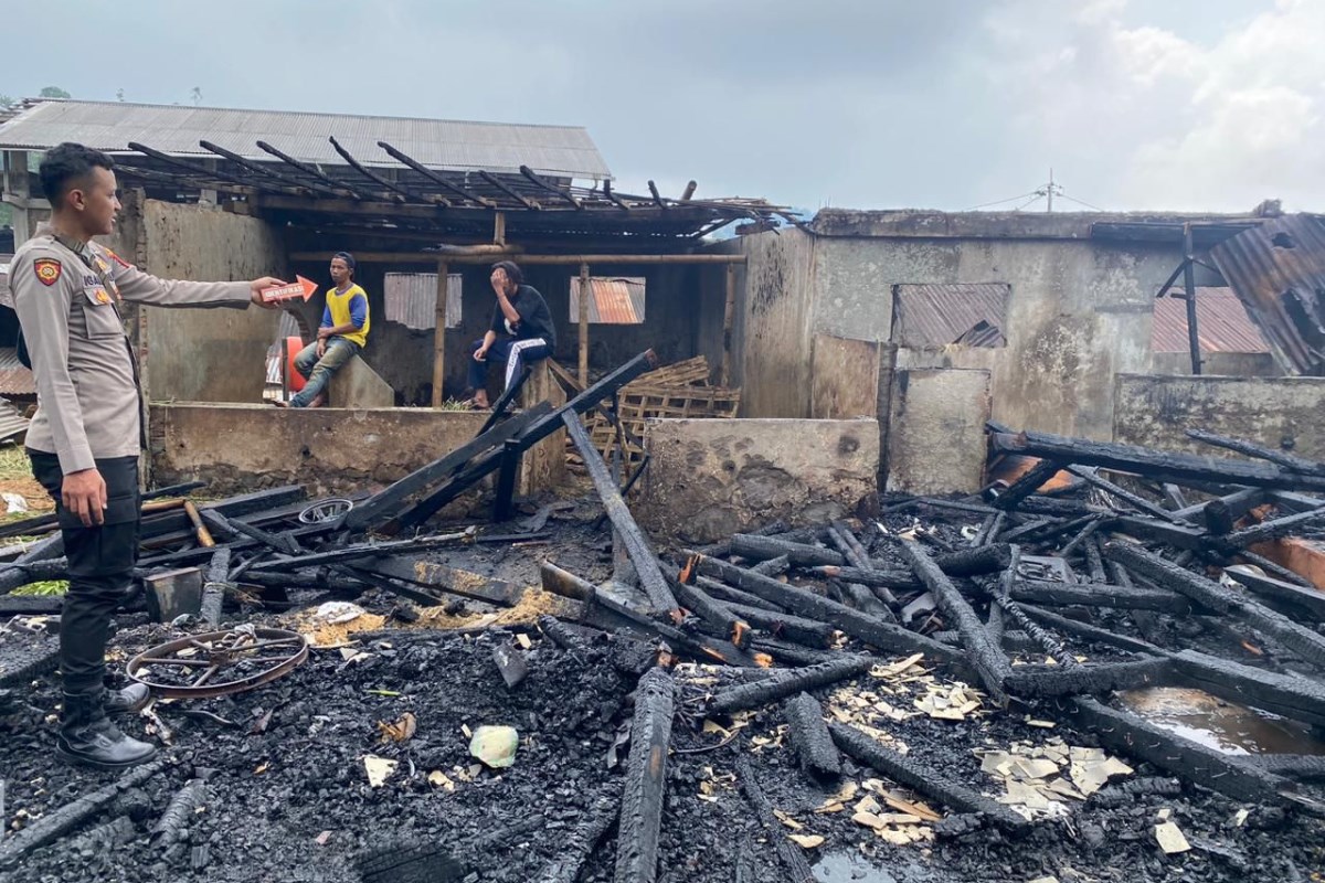 Enam rumah di Desa Genting Gunung, Kecamatan Sukorejo, Kendal dilahap si jago merah pada Jumat (7/6).