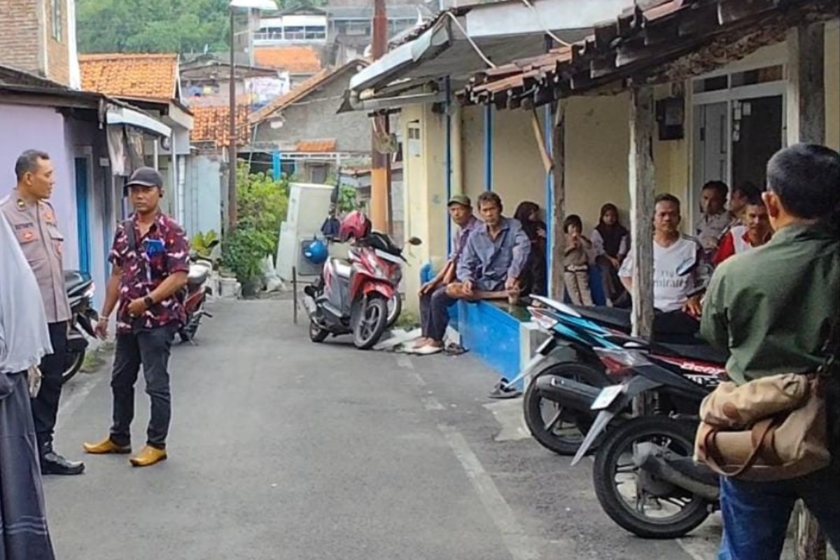 Polisi mendatangi TKP keracunan massal diJomblang Semarang. (M Hariyanto/Jawa Pos Radar Semarang)