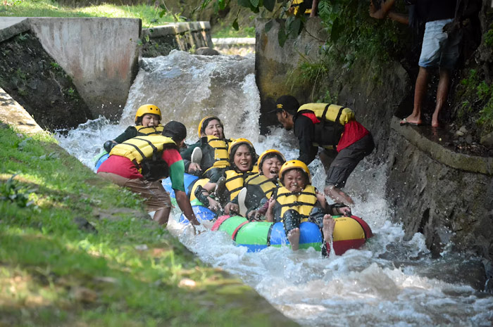 Wisata Air River Tubing Salatiga bisa jadi pilihan tepat bagi Anda yang ingin mencari pengalaman yang seru.