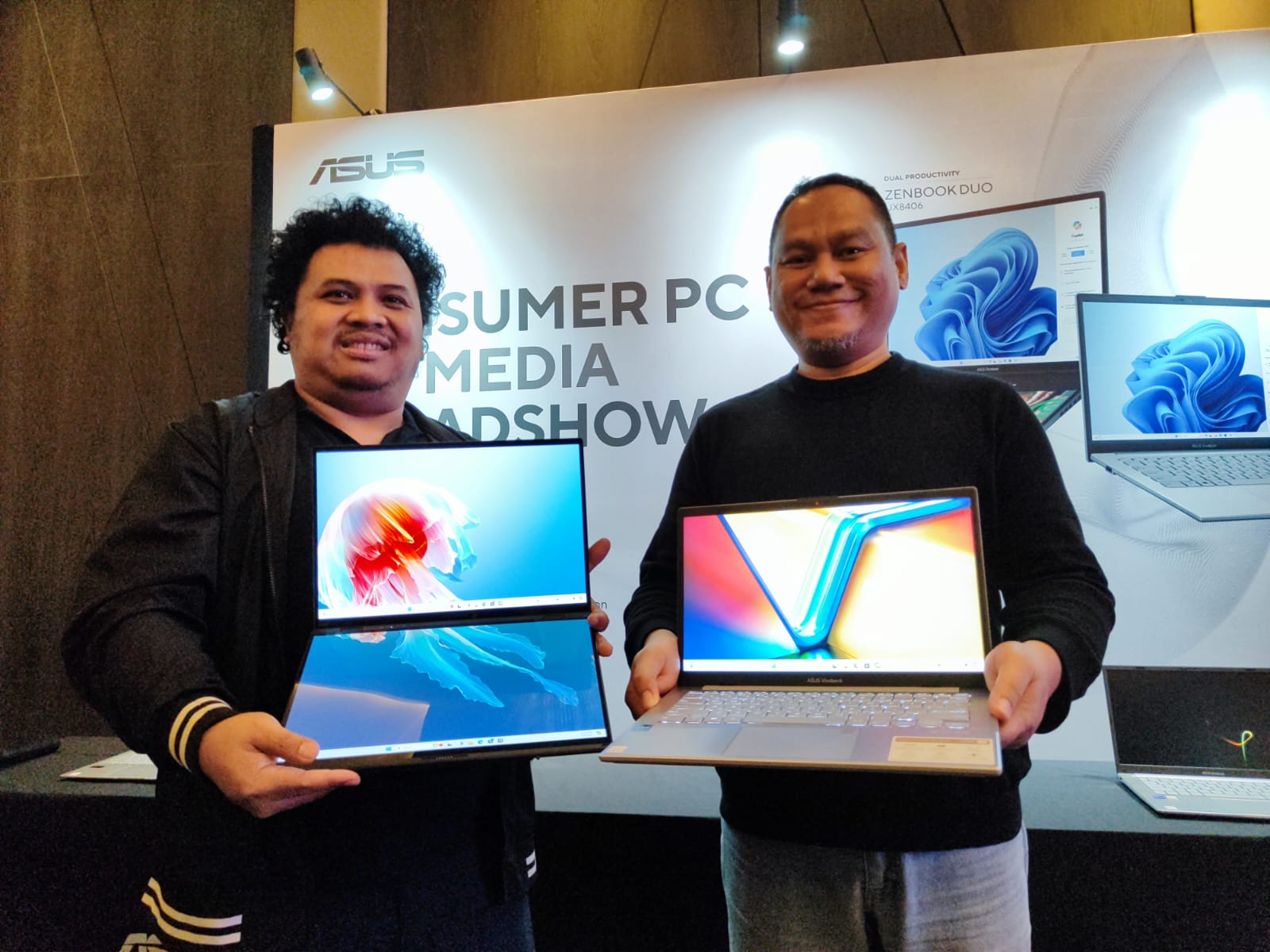 Head of Public Relation Asus Indonesia Muhammad Firman (kanan) didampingi Product Marketing PC Consumer Laptop ASUS Indonesia Luthfi Fuardi menunjukkan jajaran laptop terbaru ASUS.