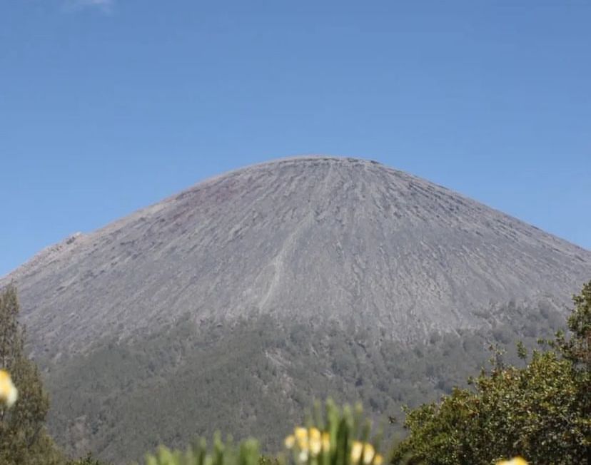 tampak puncak Mahameru Gunung Semerudari bawah