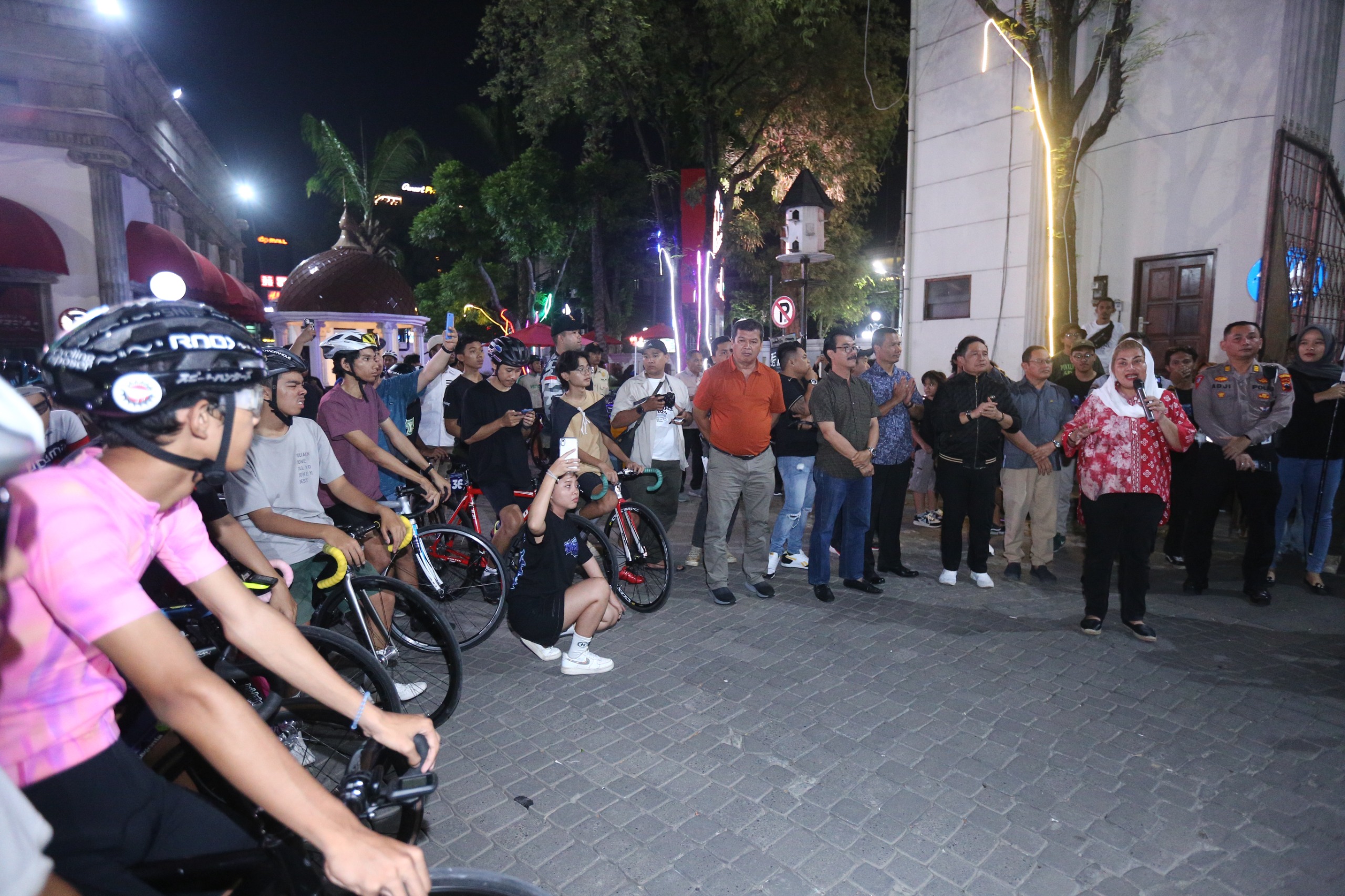 Komunitas Fixed Gear yang berhasil menggelar lomba balap sepeda bertajuk Criterium Semarang Dark Race 2024.