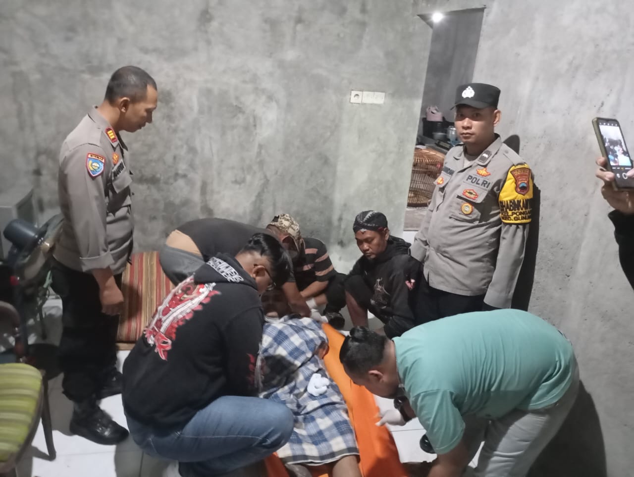 Poliso mengevakuasi korban meninggal diduga usai tenggak miras, Minggu (9/6/2024). (M Hariyanto/Jawa Pos Radar Semarang)
