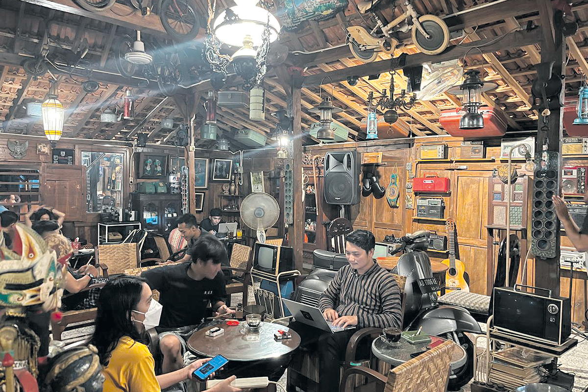 Para pengunjung menikmati suasana bersantai, ngopi bareng rekan dengan suasana yang nyaman. FIGUR RONGGO WASSALIM/JAWA POS RADAR SEMARANG&nbsp;