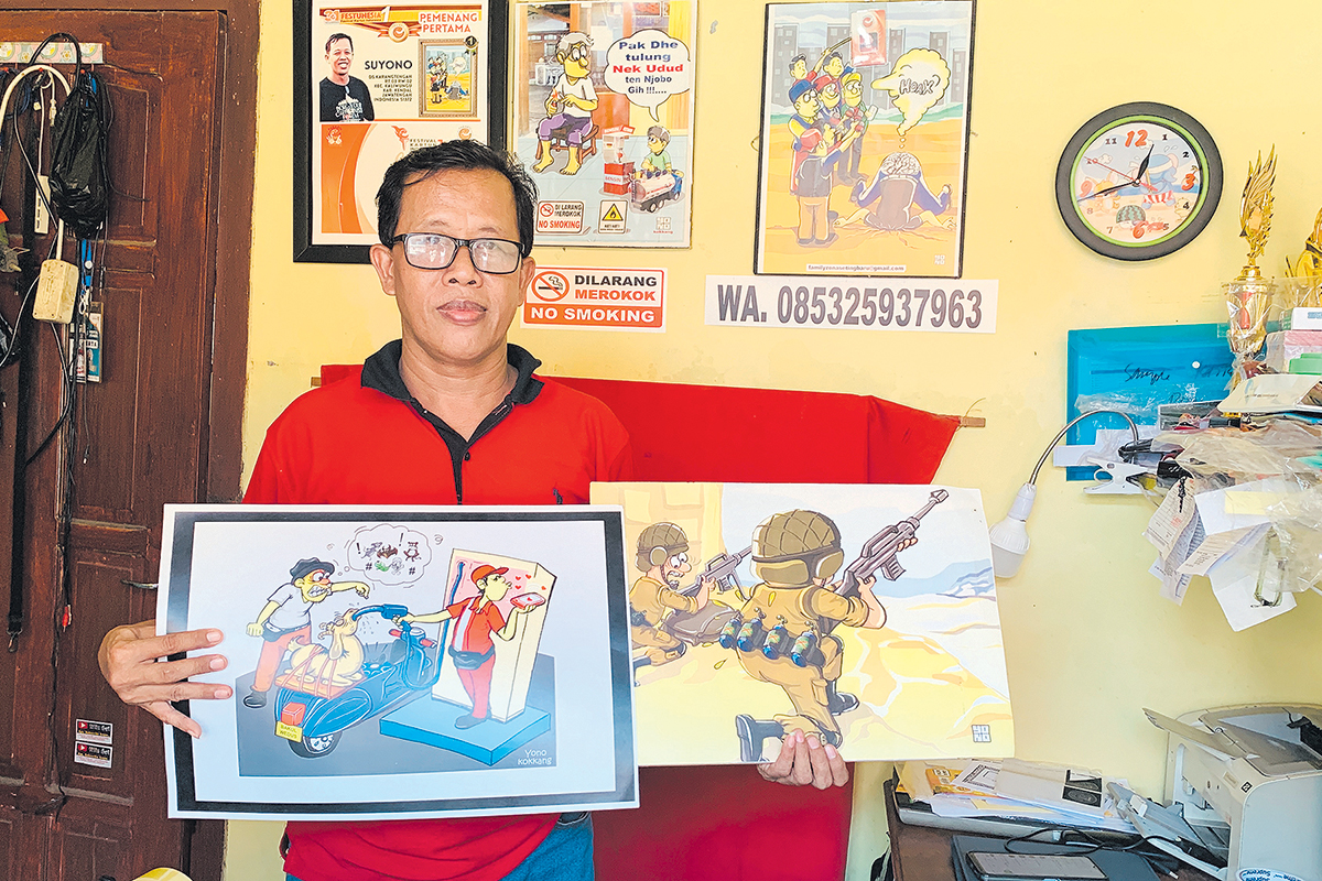 Suyono, anggota Kokkang menunjukkan karyanya yang berhasil menang dalam perlombaan. Budi Setiawan/Jawa Pos Radar Semarang