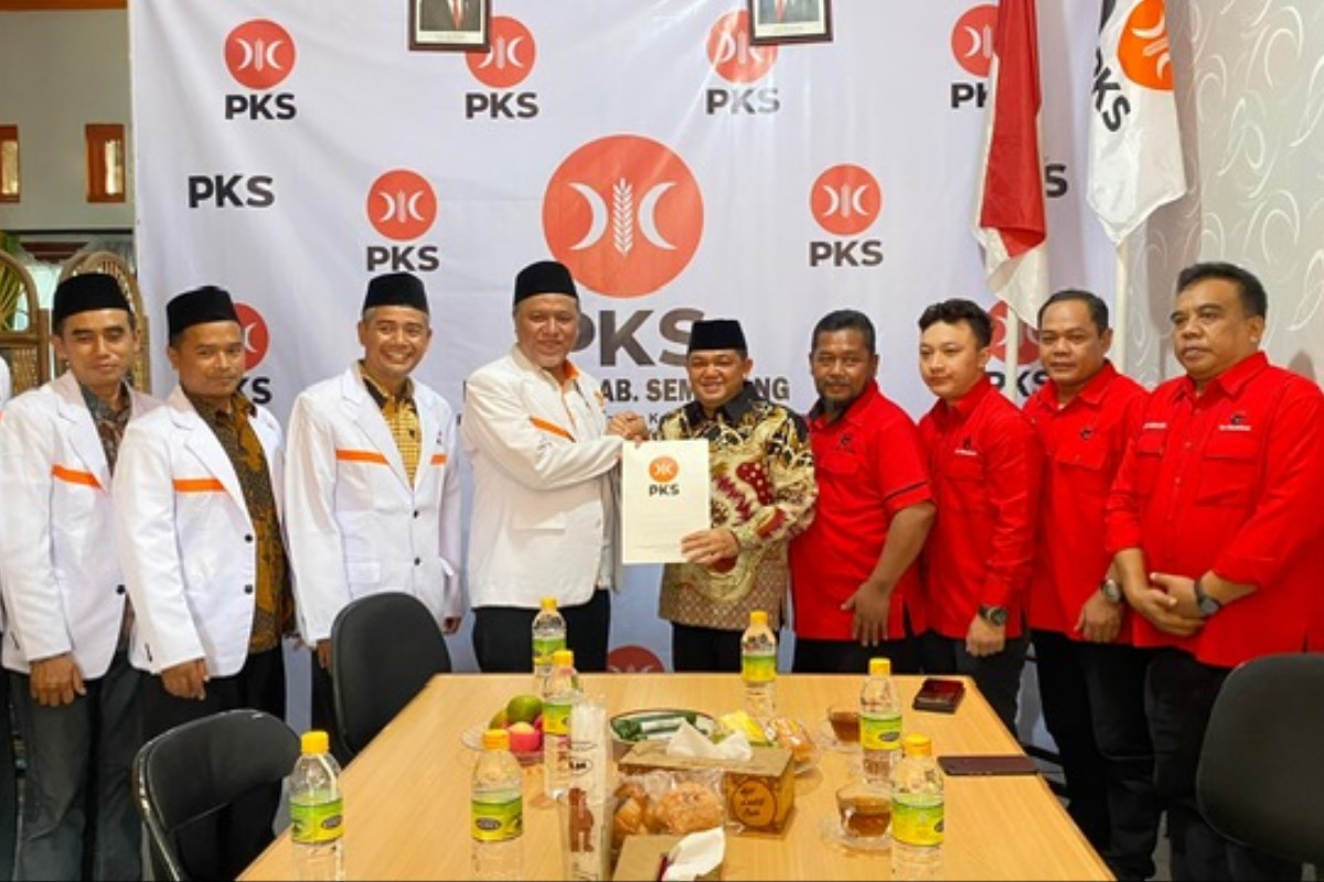 Ketua DPC PDIP Kabupaten Semarang Ngesti Nugraha kembalikan formulir ke DPD Partai Keadilan Sejahtera (PKS) Kabupaten Semarang. Maria Novena/Jawa Pos Radar Semarang