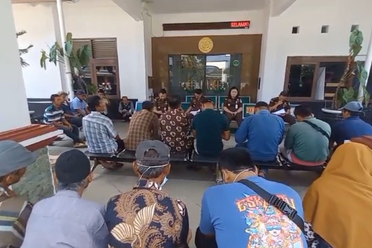 Warga Papringan Kecamatan Kaliwungu datangi kantor Kejaksaan Negeri Kabupaten Semarang tanyakan kepastian PTSL miliknya. Maria Novena/Jawa Pos Radar Semarang