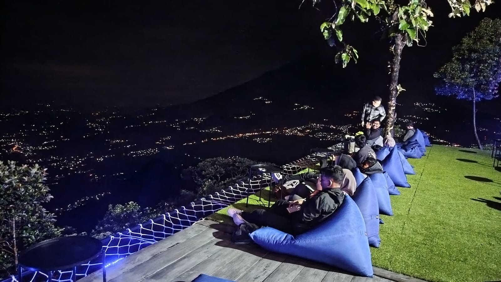 Bean bag yang bisa digunakan pengunjung saat menikmati pemandangan