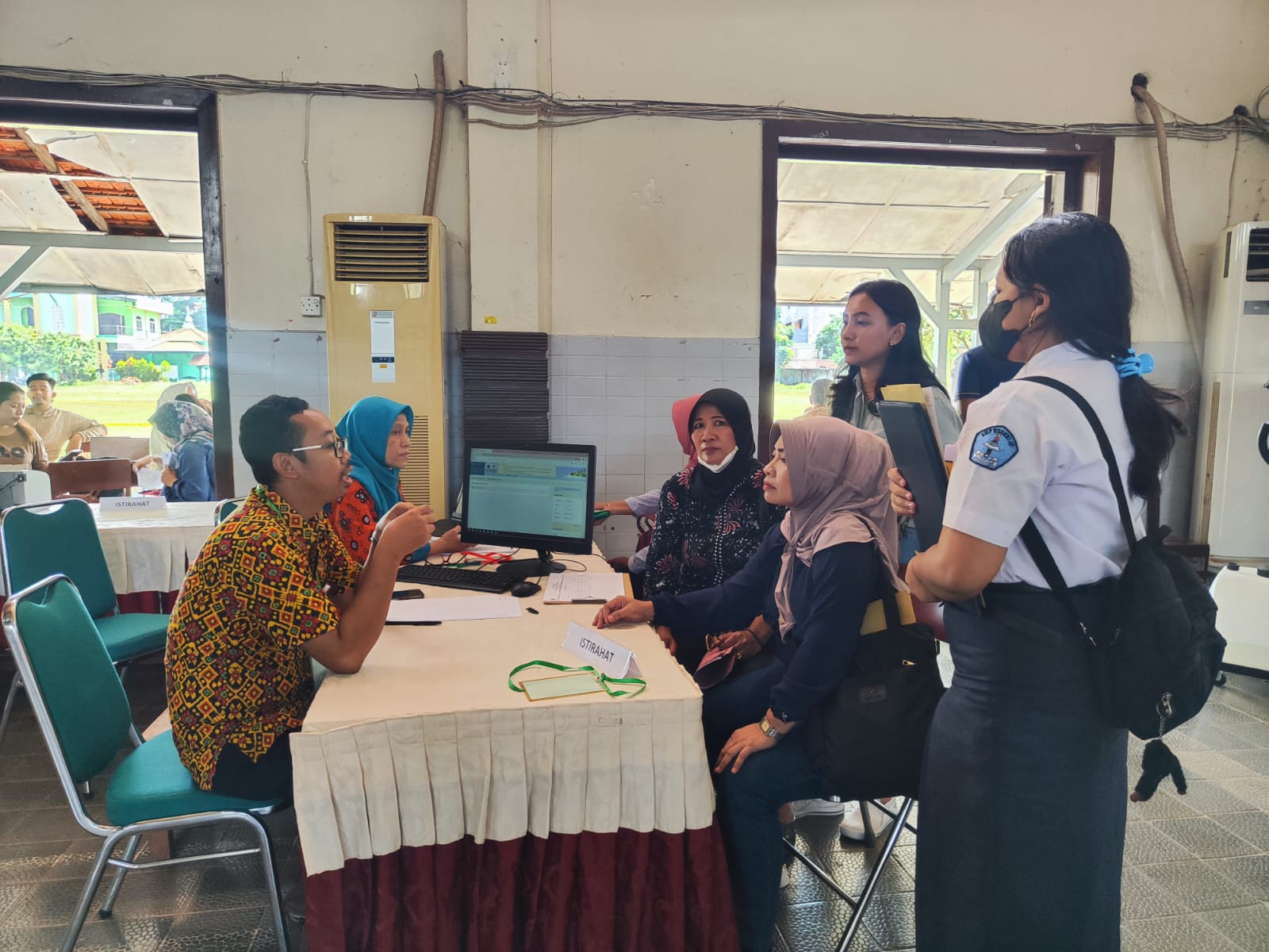 Calon peserta didik baru (CPD) melakukan verifikasi di posko PPDB SMA N 1 Semarang, Selasa (11/6). KHAFIFAH ARINI PUTRI/JAWA POS RADAR SEMARANG