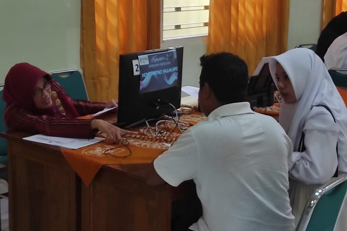 PPDB tingkat SMA/SMK dimulai hari ini. Banyak siswa yang sudah membuat akun pendaftaran. Baik pribadi atau sekolah. (Dhinar Sasongko/Jawa Pos Radar Semarang)