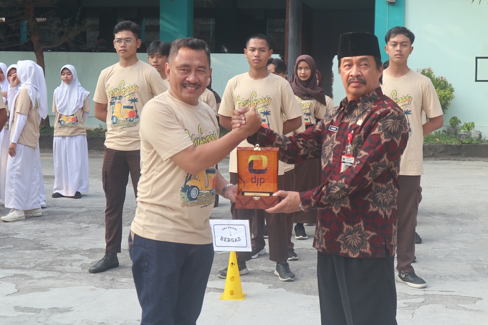 Kepala KP2KP Ungaran Tri Agung Hidayat Putro menyerahkan cinderamata kepada Kepala SMA Negeri 1 Ungaran Kaswanto saat menggelar program Tax Goes To School, Rabu (12/6/2024).
