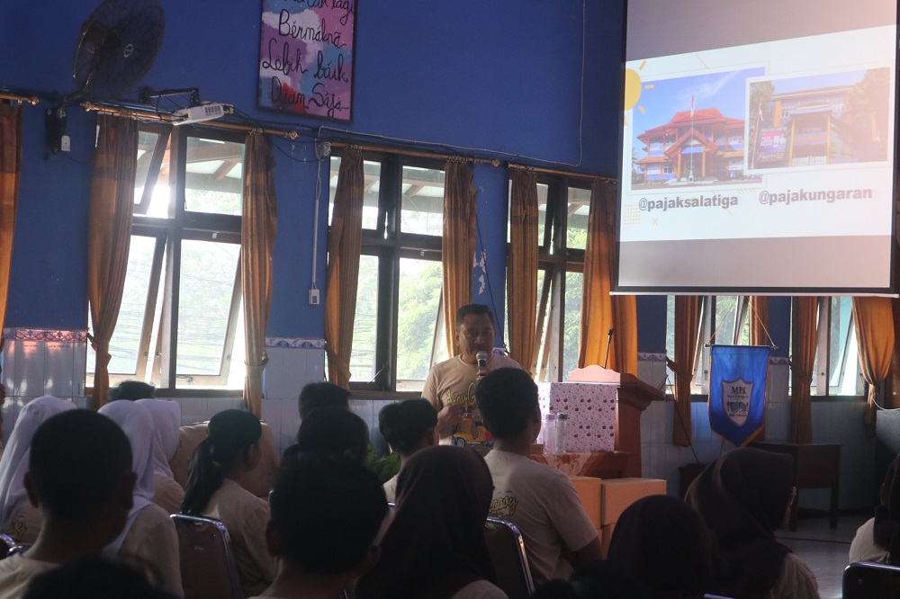 Kepala KP2KP Ungaran Tri Agung Hidayat Putro memberikan sosialisasi kepada peserta program Tax Goes To School di SMA Negeri 1 Ungaran, Rabu (12/6/2024).