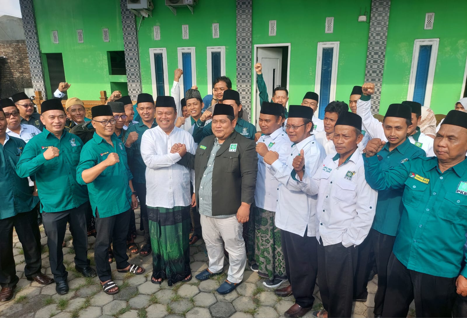 Ketua DPC PKB Demak H Zayinul Fata didampingi Bakal Cabup Edi Sayudi dan para pengurus partai jumpa pers di Kantor DPC PKB Demak pada Rabu sore (12/6/2024). (Wahibpribadi)